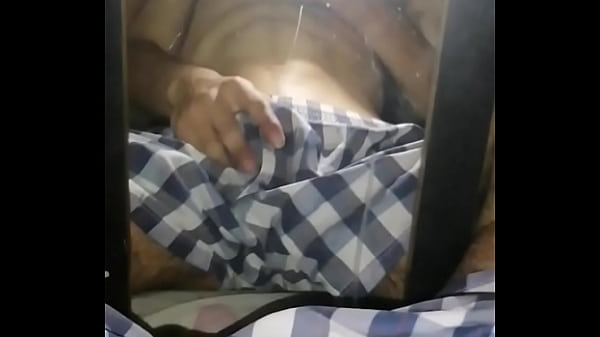 Gran pene se masturba y bota lechita