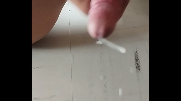 Me masturbo en el baño de un amigo