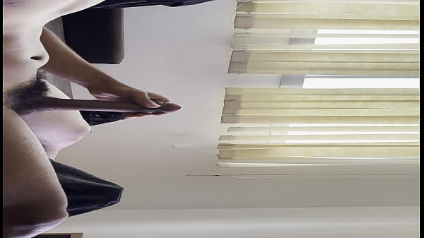 novinho pauzudo socando uma longa punheta