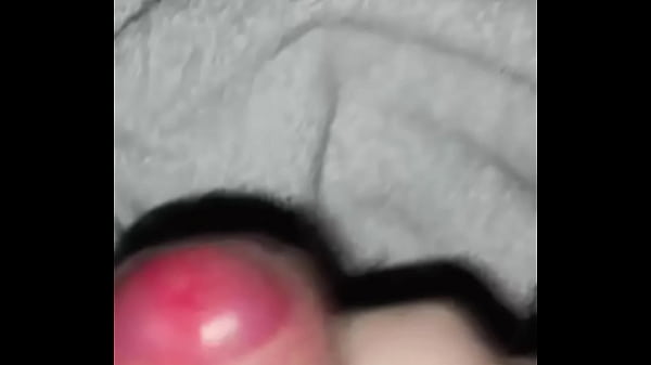 Botando algo de lechita, mientras pienso en mi novio Brandon.