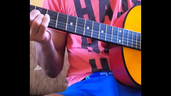 joven cantante cachondo masturbandose y expulsando semen sobre su guitarra