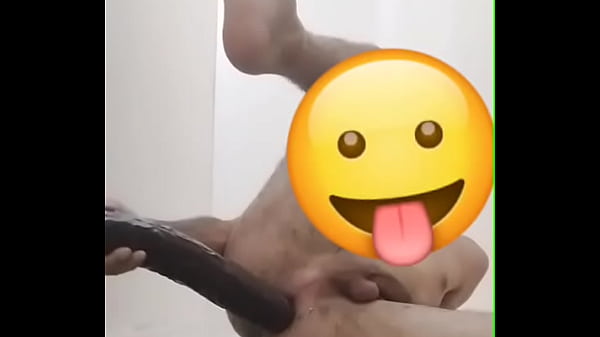 Novinho arrombado engolindo negao da picona