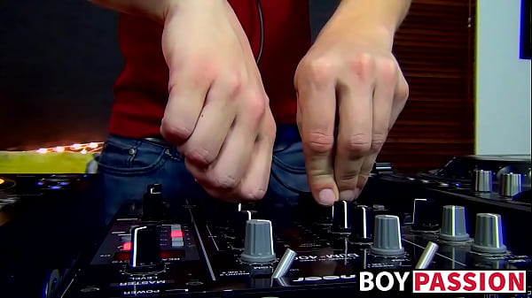 Bored twink plays with his toy and jerks off until he cums