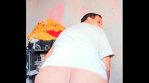 Femboy rabudo rebolando a bunda gigante sem calcinha e mostrando o cuzinho