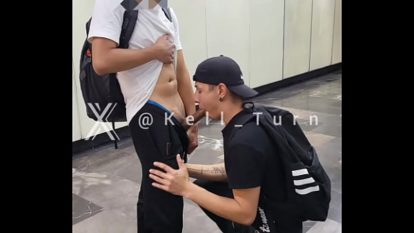 Kell hace mamada en Metro y baño publico cdmx