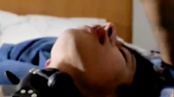 DESPUES DE UNOS TRAGOS mi amigo hetero me somete en su cama