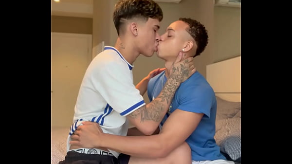 Chamei o boyzinho aqui do condomínio pra fazer uma brincadeira aqui em casa. Terminou levando vara.