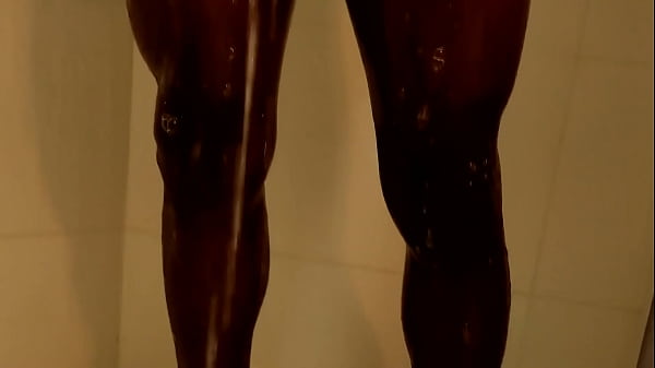 Garoto gostosinho tomando banho na casa do amigo gay