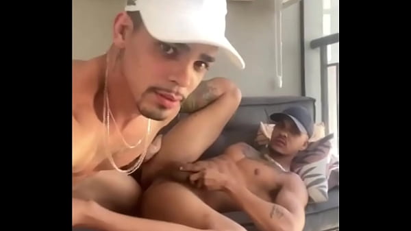 LEITANDO O CUZINHO DO NAMORADO MARRENTO.