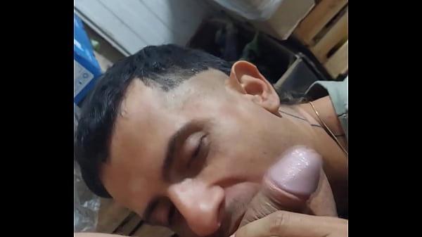 Mamei o funcionário do meu patrão no estoque, novinho dotado cheio de tesão